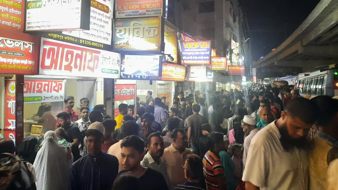 আব্দুল্লাহপুরে ঘরমুখো মানুষের উপচে পড়া ভিড়, নেওয়া হচ্ছে বাড়তি ভাড়া